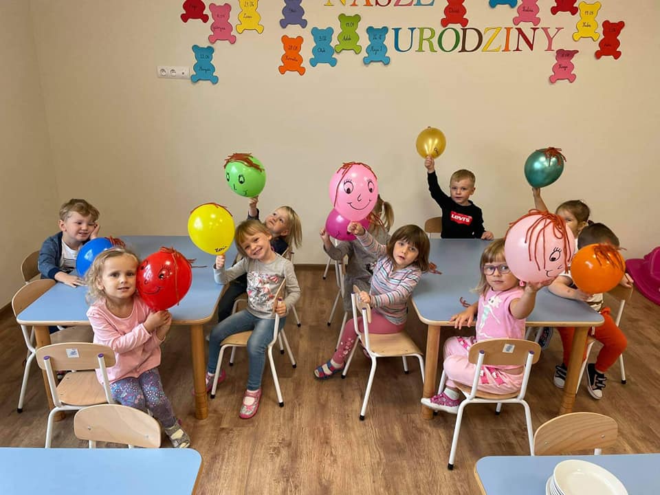 Zabawa z balonikami w sali przedszkolnej - Klub Malucha Warka