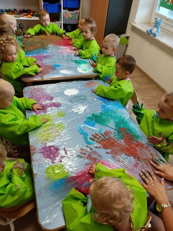 Maluchy bawiące się farbami podczas zajęć plastycznych