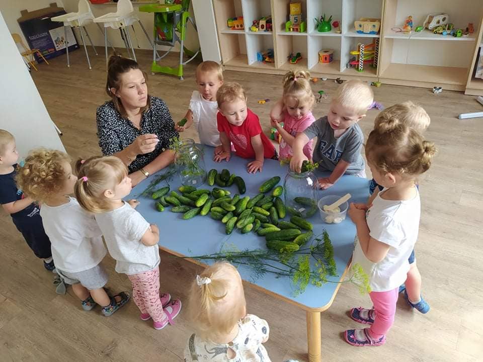 Przedszkolaki uczące się przygotowywać posiłek - domowe zajęcia kulinarne