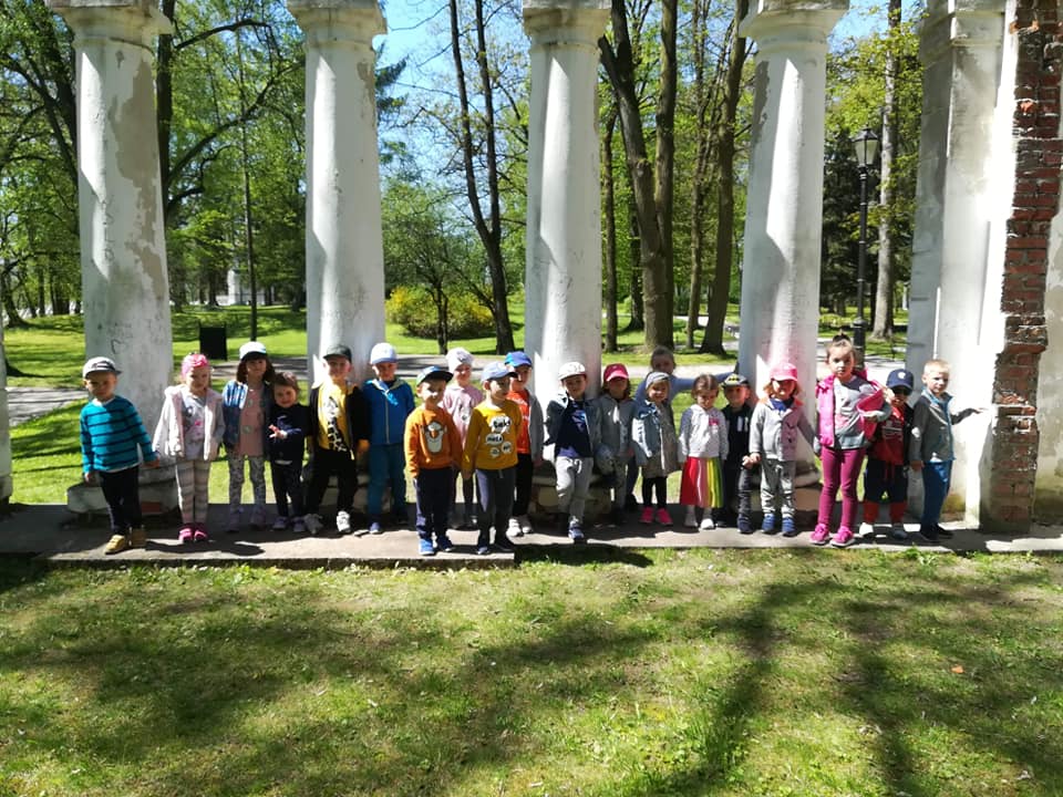 Dzieci spędzające aktywnie czas w parku na świeżym powietrzu