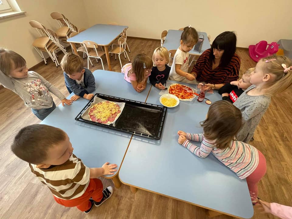 Samodzielne tworzenie i pieczenie pizzy przez dzieci w przedszkolu