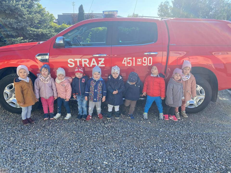 Wizyta straży pożarnej w przedszkolu i uśmiechnięte dzieci