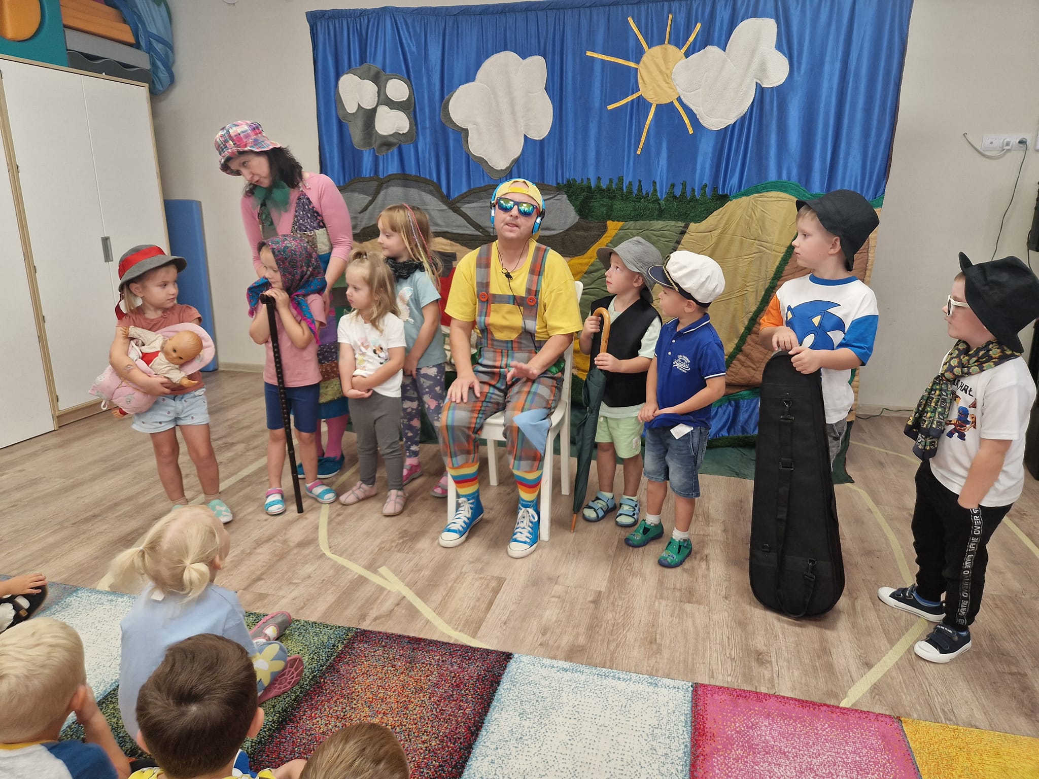 Dzieci biorące udział w przedstawieniu teatralnym - aktywności grupowe